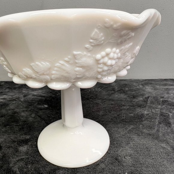 Vintage Westmoreland Milk Glass Pedestal Fruit Bowl Grapevine Scalloped White - Picture 4 of 9